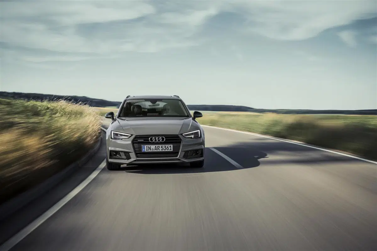 Audi A4 S line Black, nero sportivo