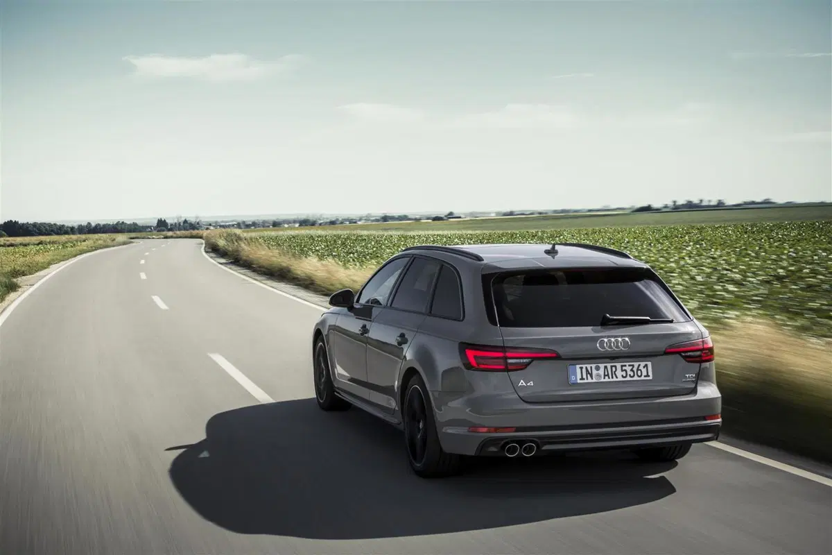 Audi A4 S line Black, nero sportivo (2)
