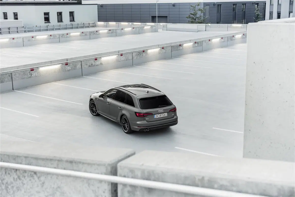 Audi A4 S line Black, nero sportivo (9)