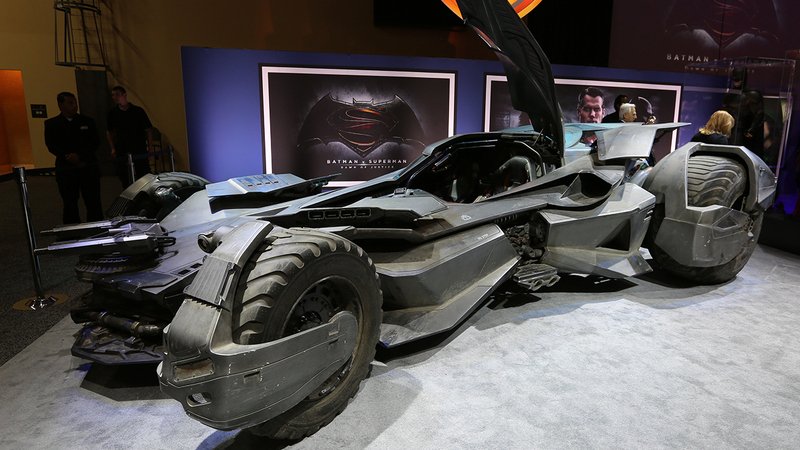 Batman v Superman: la Batmobile diventa... ibrida!