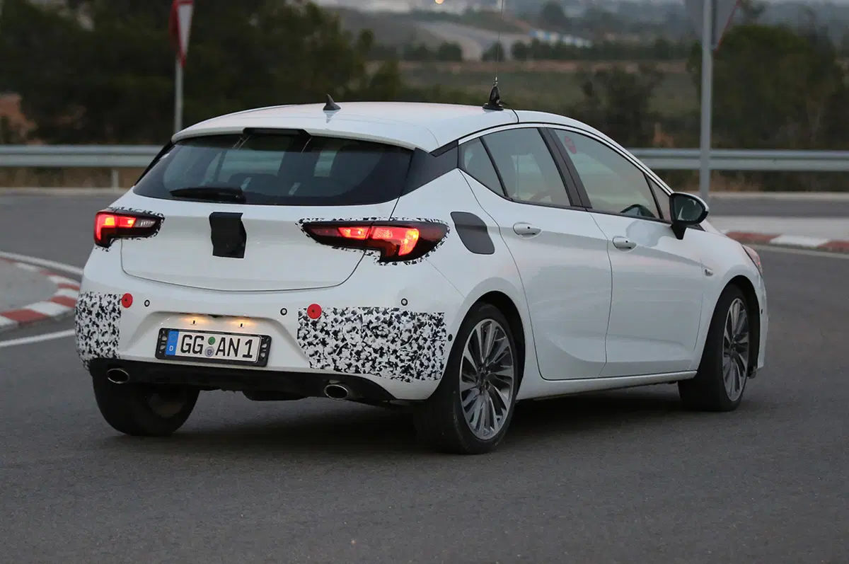 Opel Astra: pronta a tornare la GSi? (4)