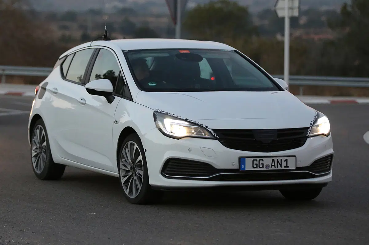 Opel Astra: pronta a tornare la GSi? (8)