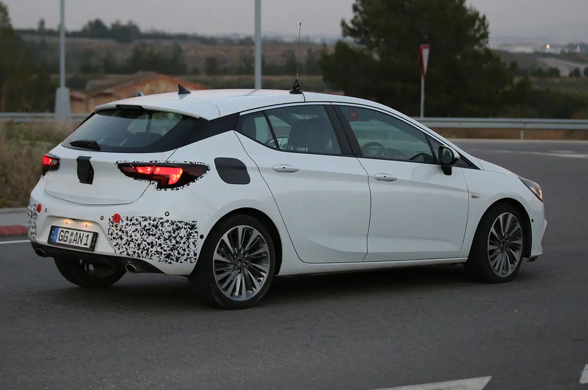 Opel Astra: pronta a tornare la GSi? (9)