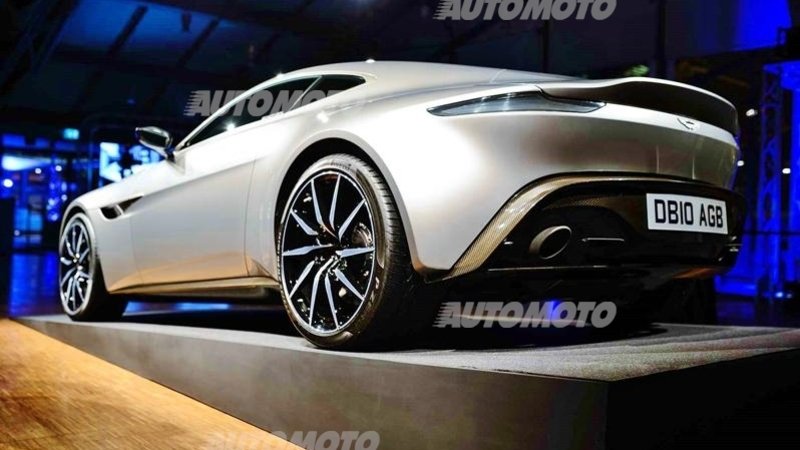 Una notte da 007. L&rsquo;Aston Martin DB10 di James Bond a Milano