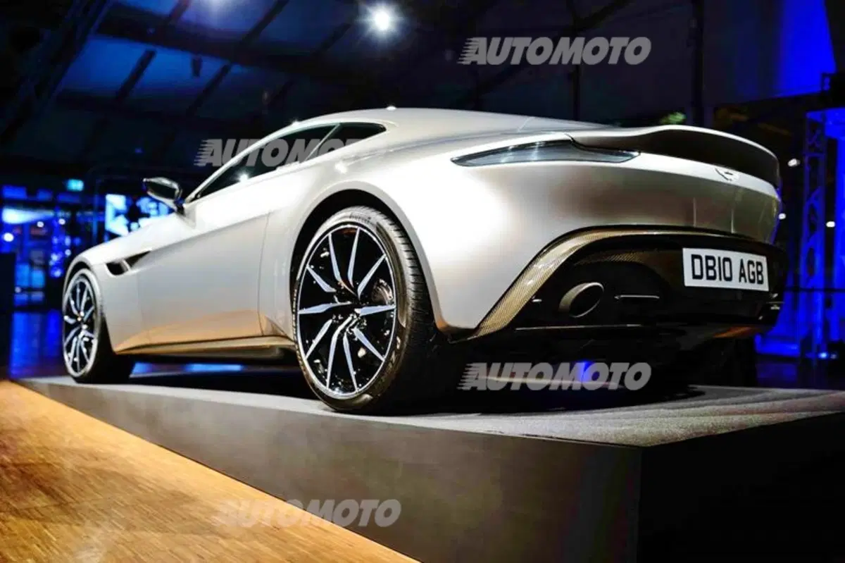 Una notte da 007. L’Aston Martin DB10 di James Bond a Milano