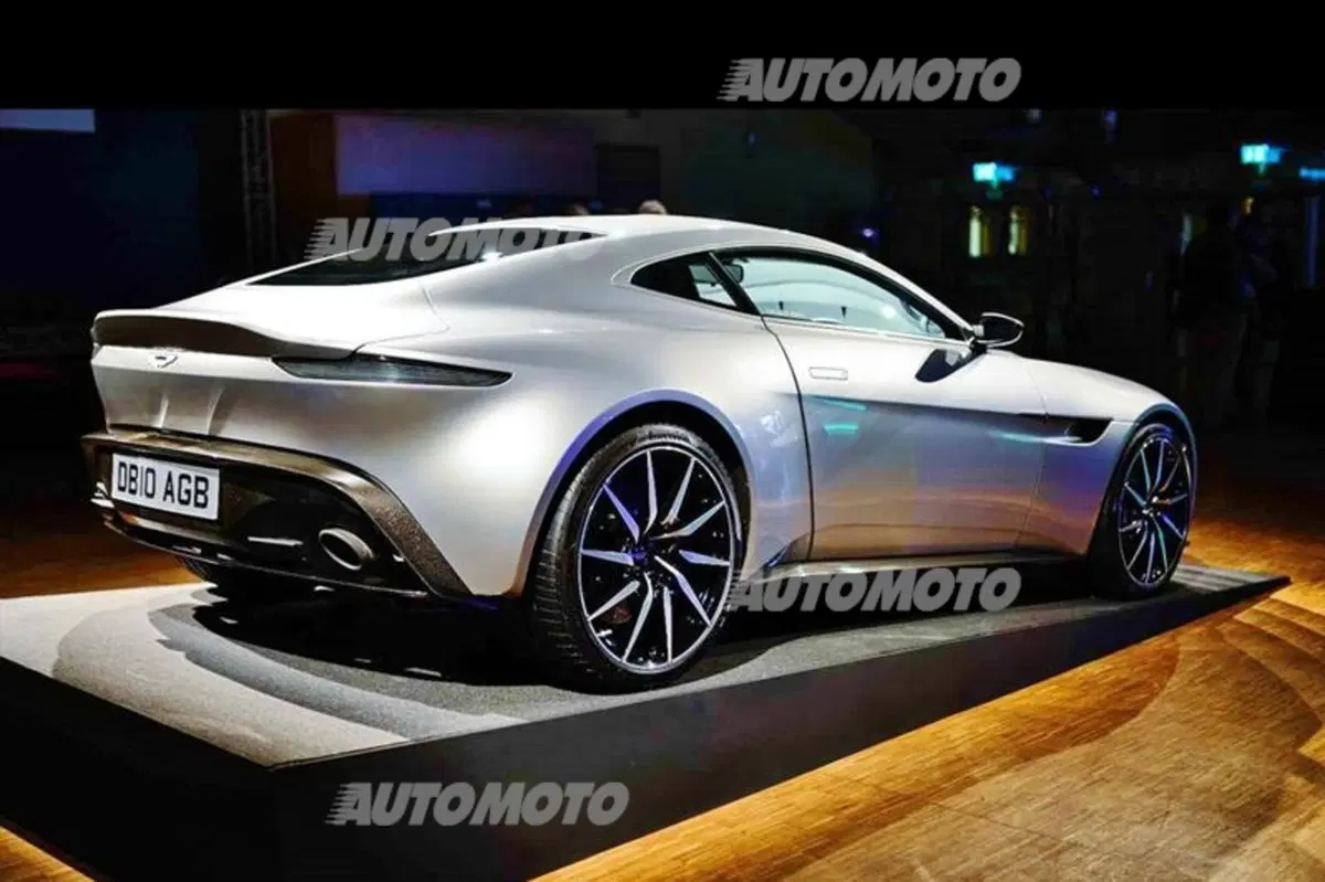 Una notte da 007. L’Aston Martin DB10 di James Bond a Milano (3)