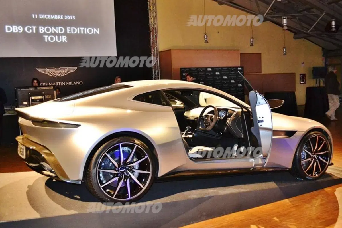 Una notte da 007. L’Aston Martin DB10 di James Bond a Milano (4)