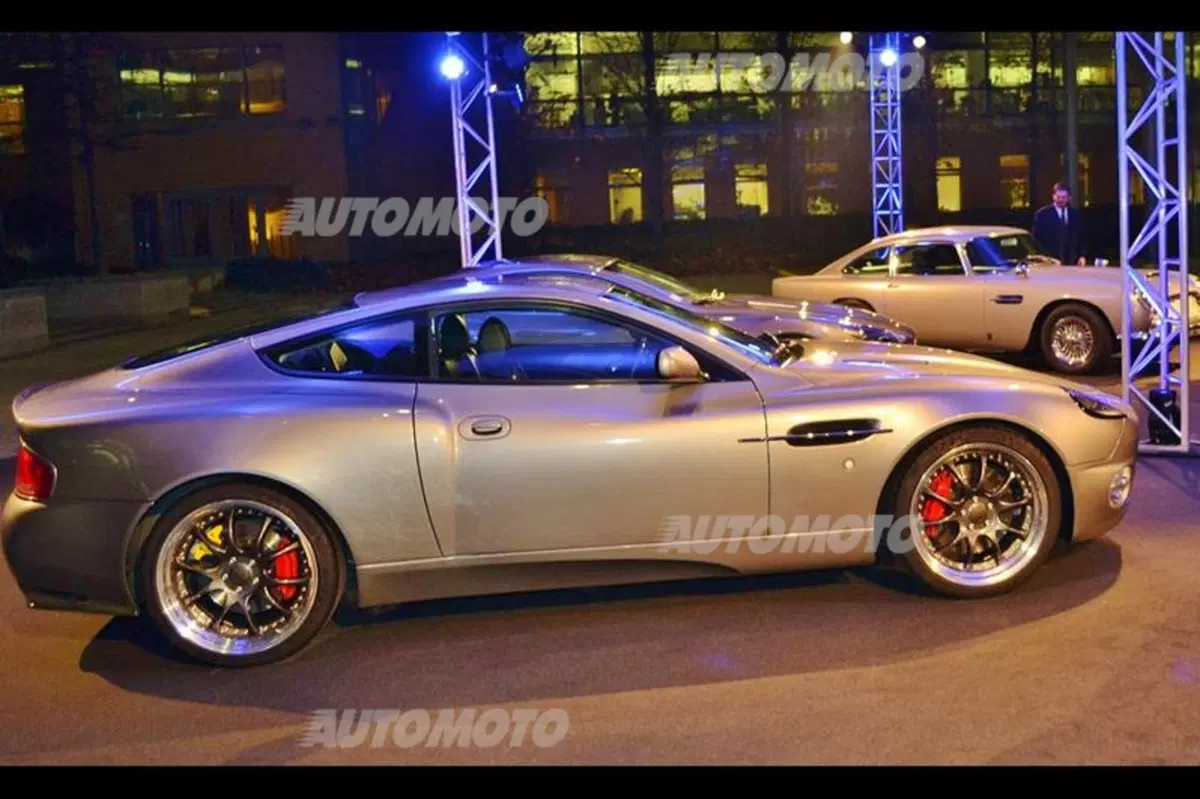 Una notte da 007. L’Aston Martin DB10 di James Bond a Milano (5)