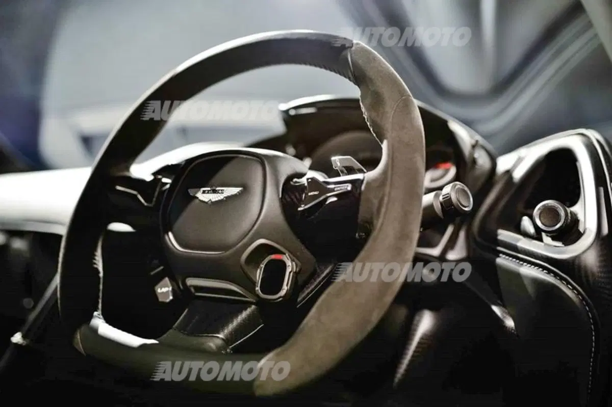Una notte da 007. L’Aston Martin DB10 di James Bond a Milano (6)