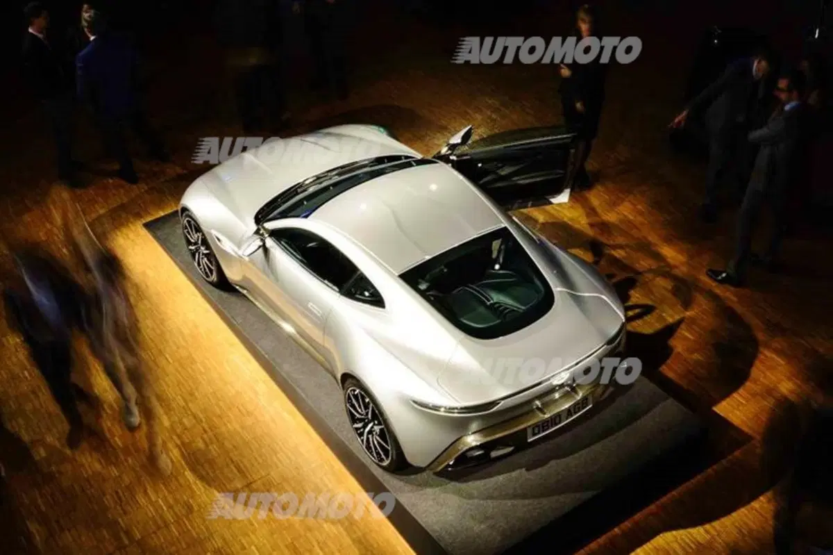 Una notte da 007. L’Aston Martin DB10 di James Bond a Milano (8)