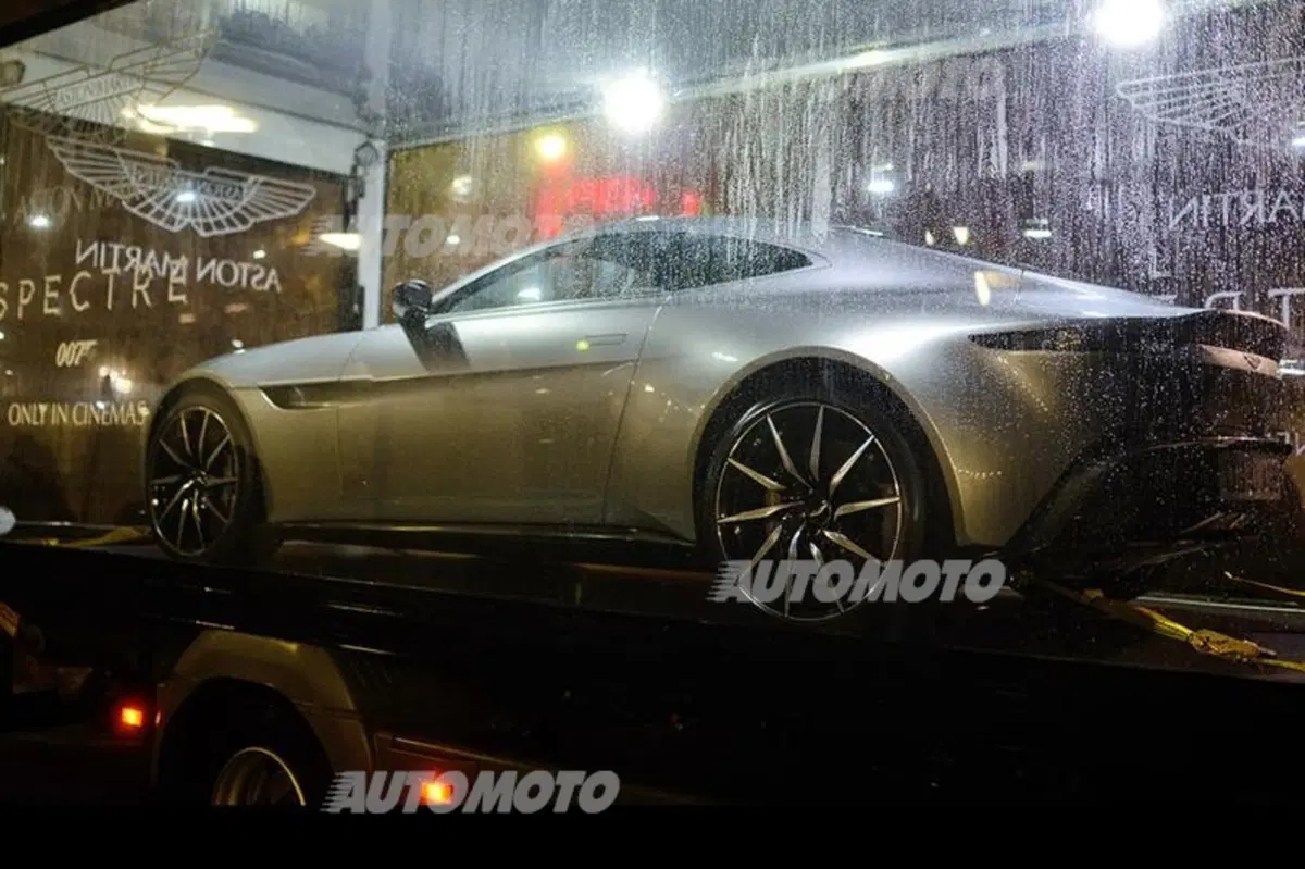 Una notte da 007. L’Aston Martin DB10 di James Bond a Milano (9)