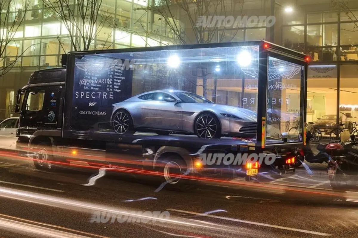 Una notte da 007. L’Aston Martin DB10 di James Bond a Milano (10)
