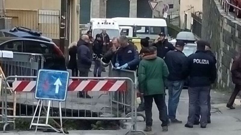 Genova: anziano cade in una voragine aperta da due anni e muore
