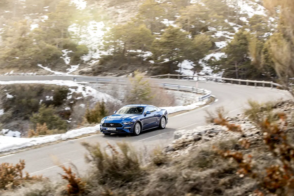Ford Mustang 2018 restyling: cambio automatico a 10 marce, nuovo look e motori da 290 e 450 cv [Vide