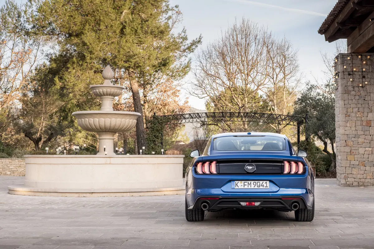 Ford Mustang 2018 restyling: cambio automatico a 10 marce, nuovo look e motori da 290 e 450 cv [Vide (3)
