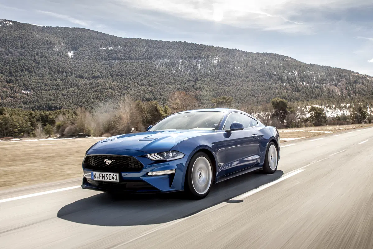 Ford Mustang 2018 restyling: cambio automatico a 10 marce, nuovo look e motori da 290 e 450 cv [Vide (4)