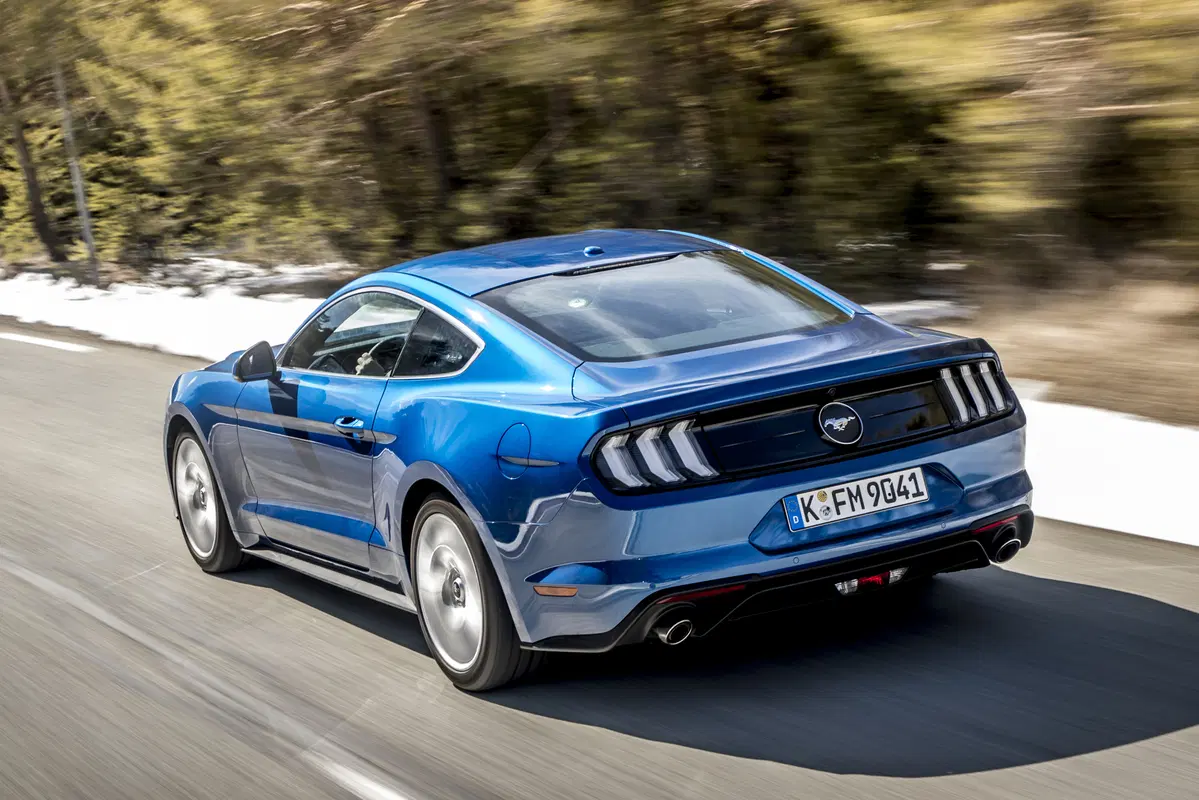 Ford Mustang 2018 restyling: cambio automatico a 10 marce, nuovo look e motori da 290 e 450 cv [Vide (8)