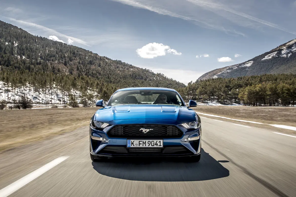 Ford Mustang 2018 restyling: cambio automatico a 10 marce, nuovo look e motori da 290 e 450 cv [Vide (9)