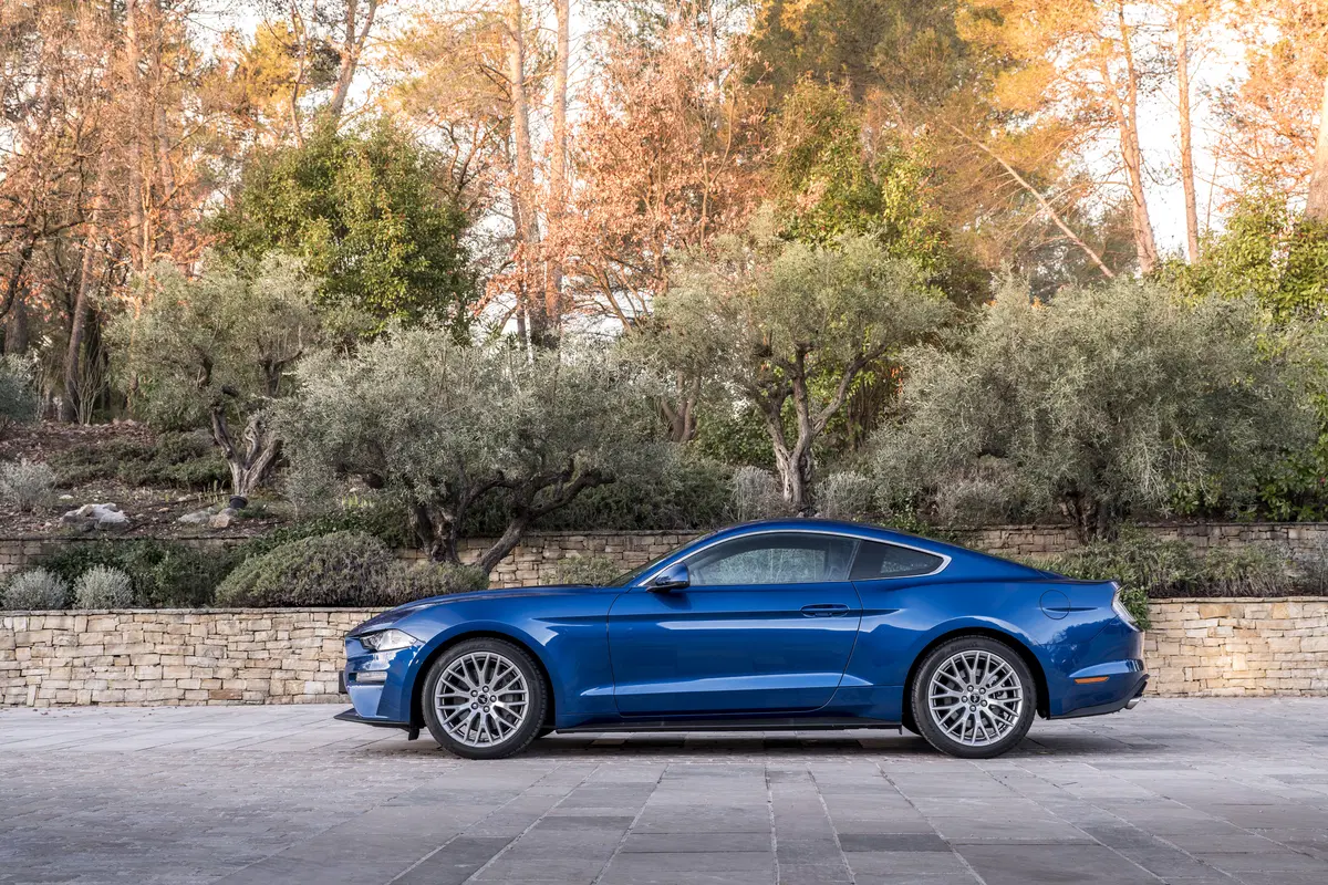 Ford Mustang 2018 restyling: cambio automatico a 10 marce, nuovo look e motori da 290 e 450 cv [Vide (10)