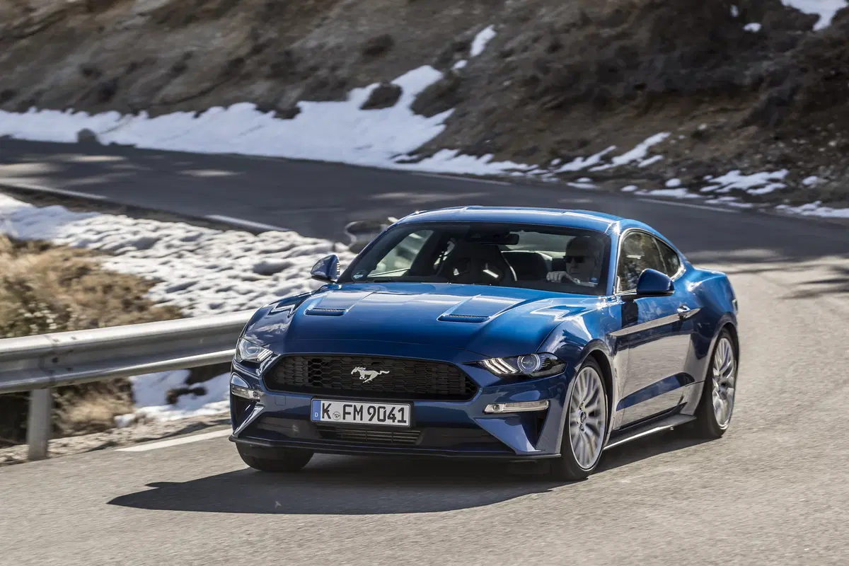 Ford Mustang 2018 restyling: cambio automatico a 10 marce, nuovo look e motori da 290 e 450 cv [Vide (11)
