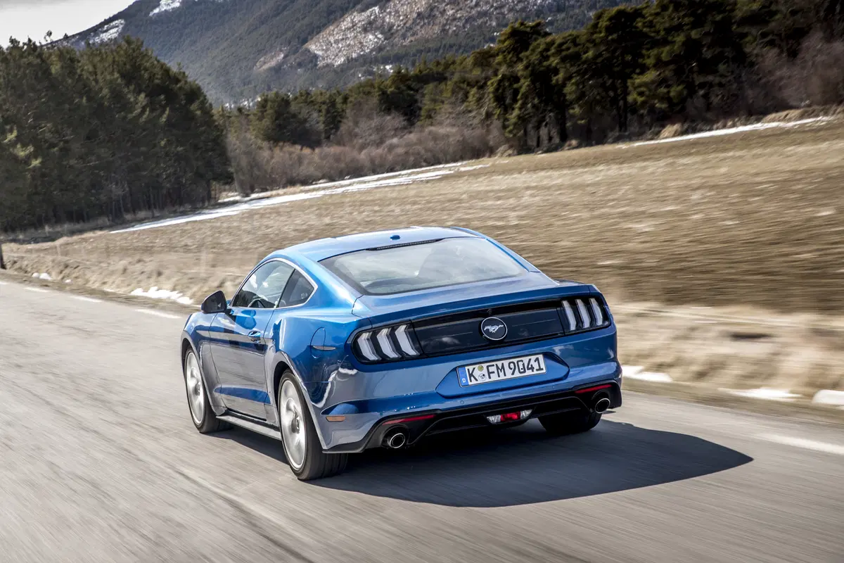 Ford Mustang 2018 restyling: cambio automatico a 10 marce, nuovo look e motori da 290 e 450 cv [Vide (12)