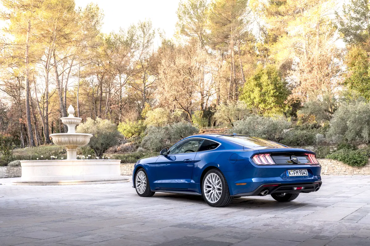 Ford Mustang 2018 restyling: cambio automatico a 10 marce, nuovo look e motori da 290 e 450 cv [Vide (13)
