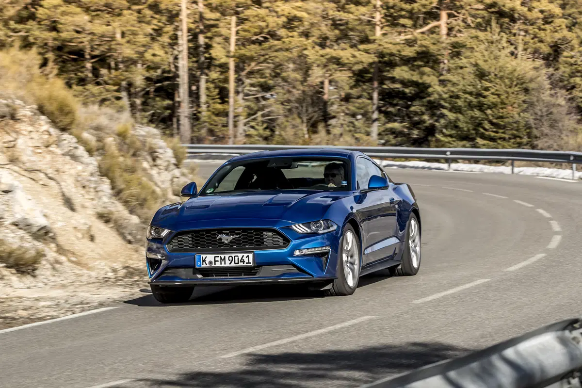 Ford Mustang 2018 restyling: cambio automatico a 10 marce, nuovo look e motori da 290 e 450 cv [Vide (14)