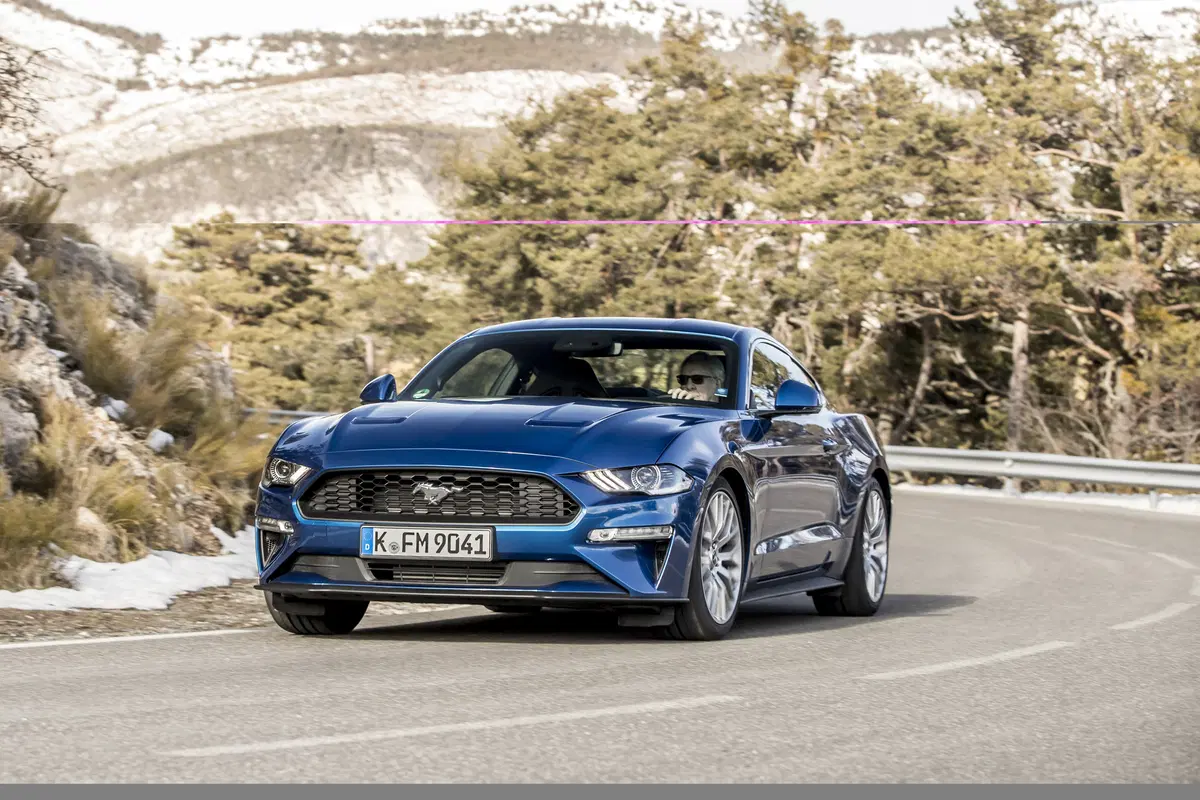 Ford Mustang 2018 restyling: cambio automatico a 10 marce, nuovo look e motori da 290 e 450 cv [Vide (15)