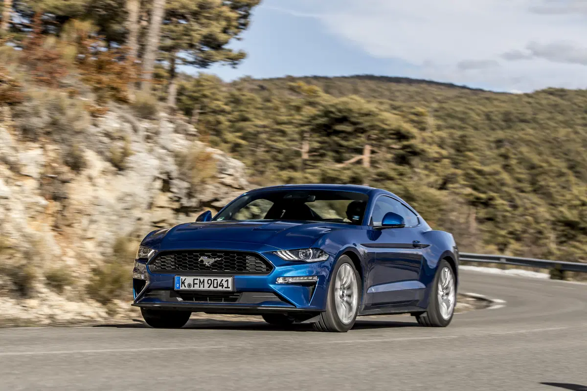 Ford Mustang 2018 restyling: cambio automatico a 10 marce, nuovo look e motori da 290 e 450 cv [Vide (16)