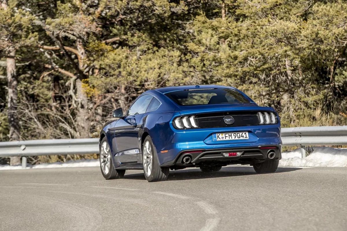 Ford Mustang 2018 restyling: cambio automatico a 10 marce, nuovo look e motori da 290 e 450 cv [Vide (17)