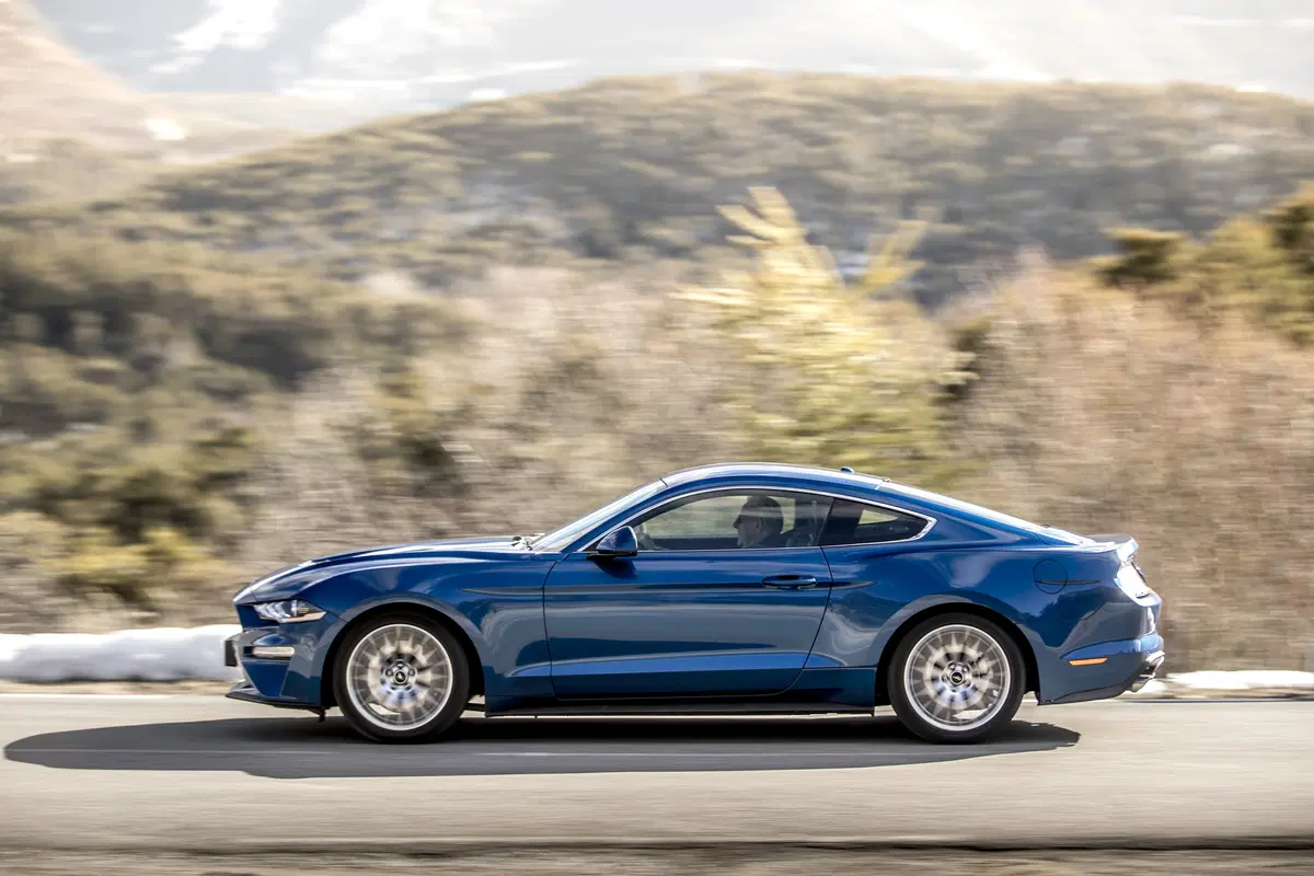 Ford Mustang 2018 restyling: cambio automatico a 10 marce, nuovo look e motori da 290 e 450 cv [Vide (18)