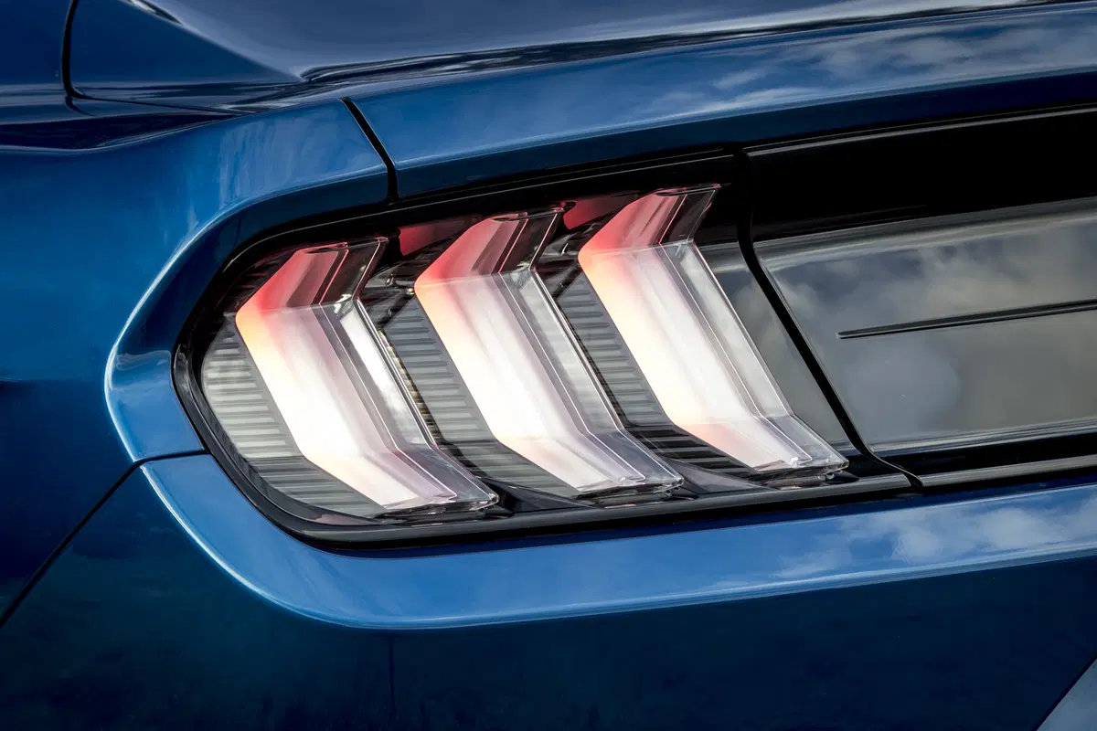 Ford Mustang 2018 restyling: cambio automatico a 10 marce, nuovo look e motori da 290 e 450 cv [Vide (27)