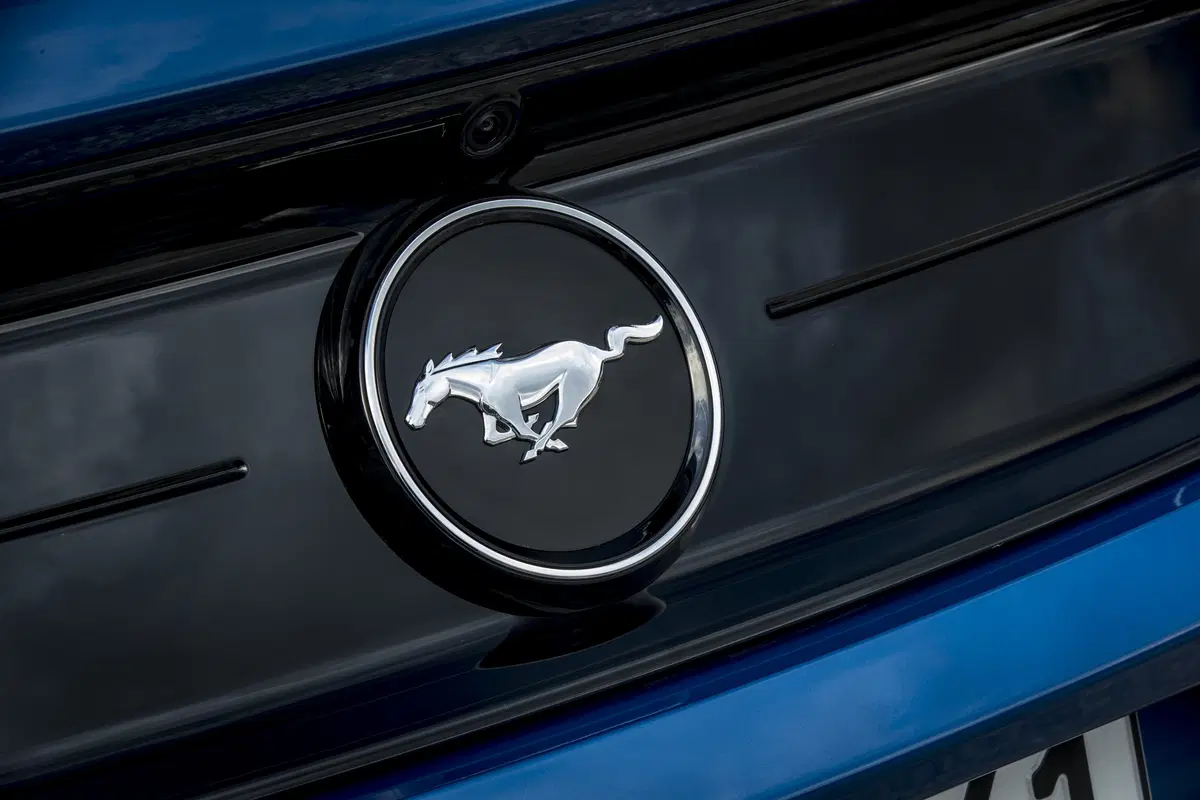 Ford Mustang 2018 restyling: cambio automatico a 10 marce, nuovo look e motori da 290 e 450 cv [Vide (29)