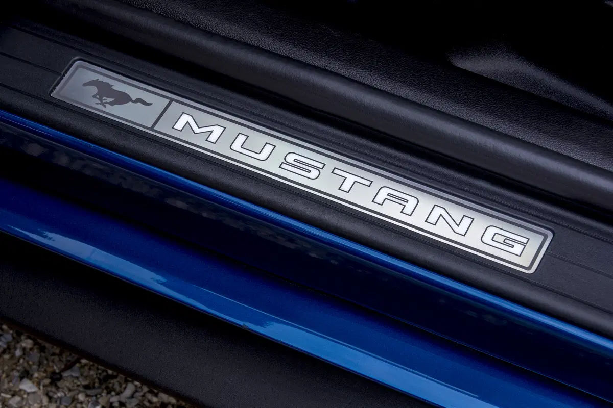 Ford Mustang 2018 restyling: cambio automatico a 10 marce, nuovo look e motori da 290 e 450 cv [Vide (34)