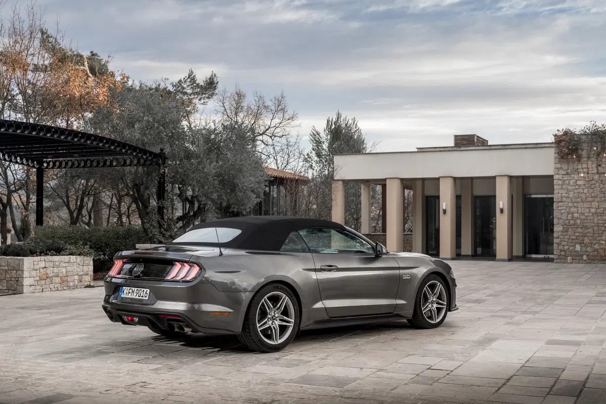 Ford Mustang 2018 restyling: cambio automatico a 10 marce, nuovo look e motori da 290 e 450 cv [Vide (51)