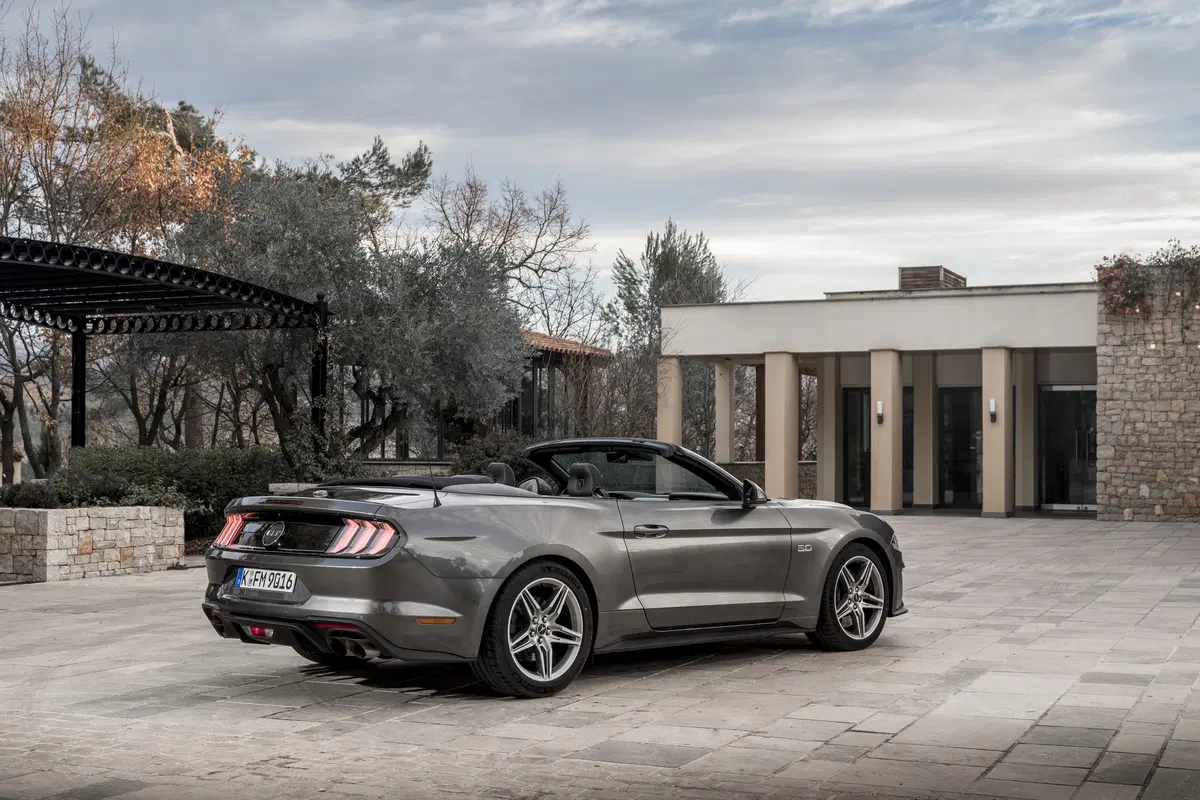 Ford Mustang 2018 restyling: cambio automatico a 10 marce, nuovo look e motori da 290 e 450 cv [Vide (55)