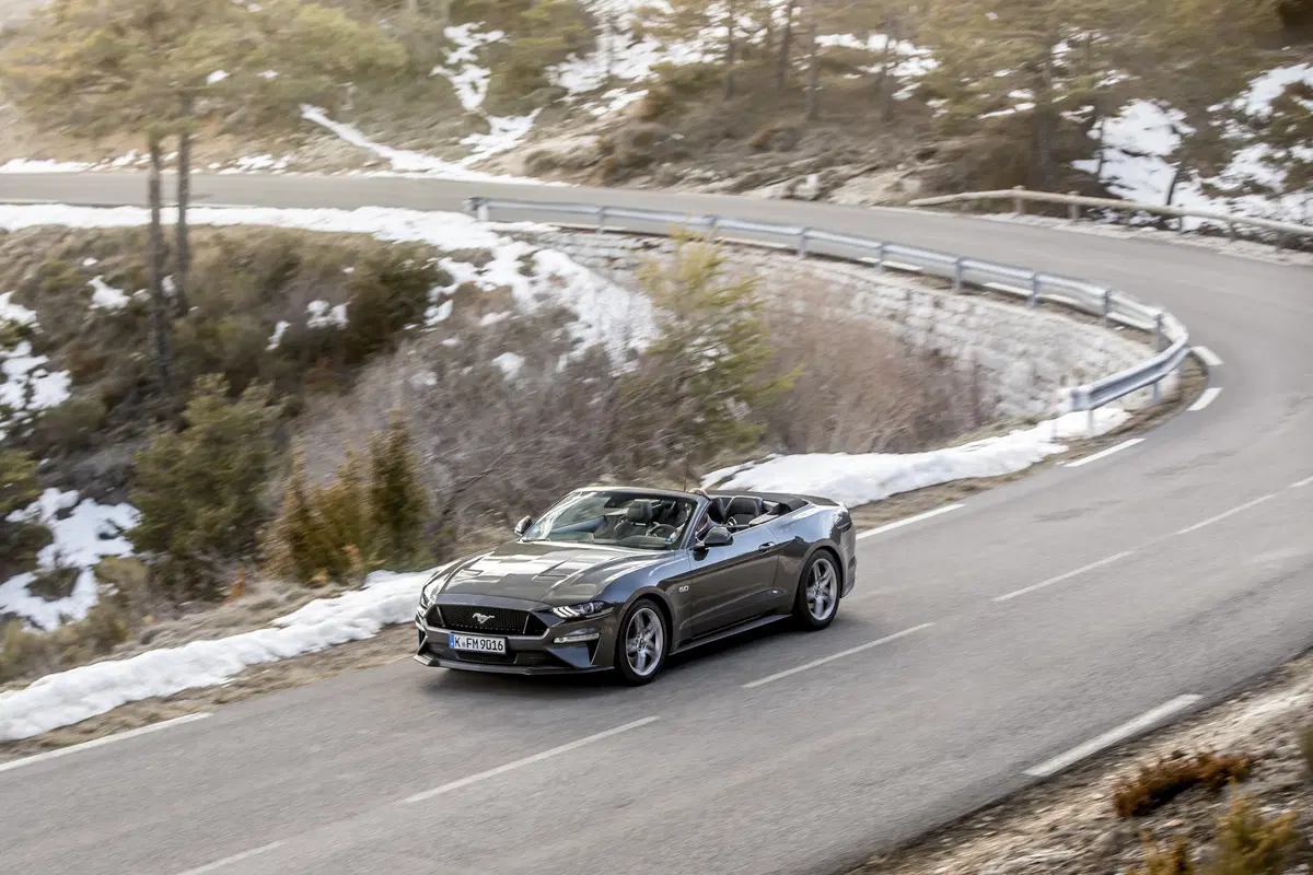 Ford Mustang 2018 restyling: cambio automatico a 10 marce, nuovo look e motori da 290 e 450 cv [Vide (56)