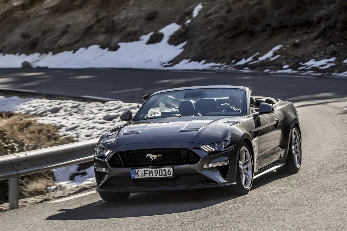 Ford Mustang 2018 restyling: cambio automatico a 10 marce, nuovo look e motori da 290 e 450 cv [Vide (58)