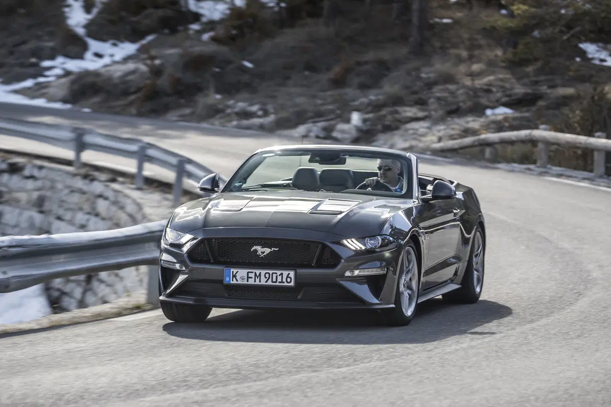 Ford Mustang 2018 restyling: cambio automatico a 10 marce, nuovo look e motori da 290 e 450 cv [Vide (61)