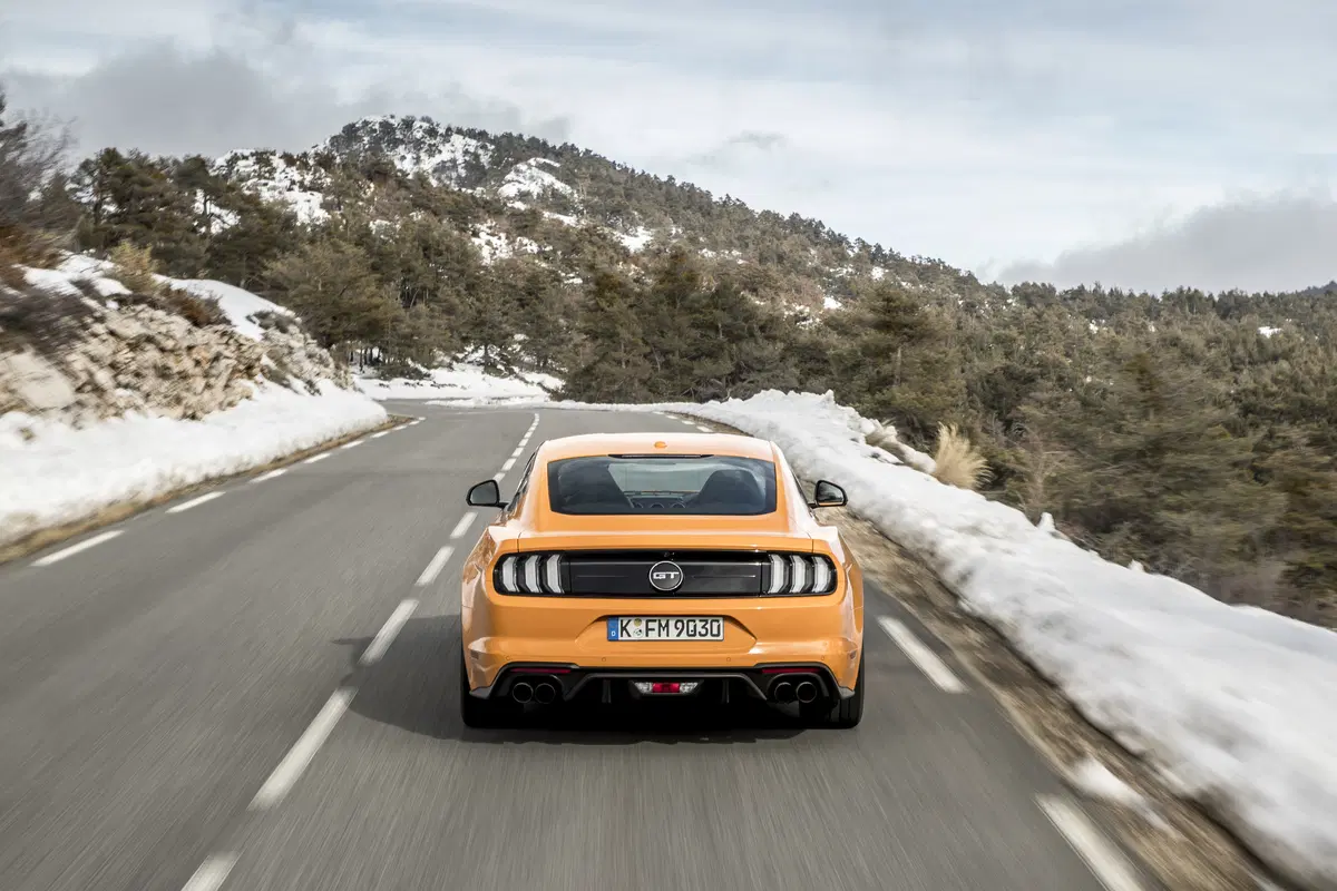 Ford Mustang 2018 restyling: cambio automatico a 10 marce, nuovo look e motori da 290 e 450 cv [Vide (69)
