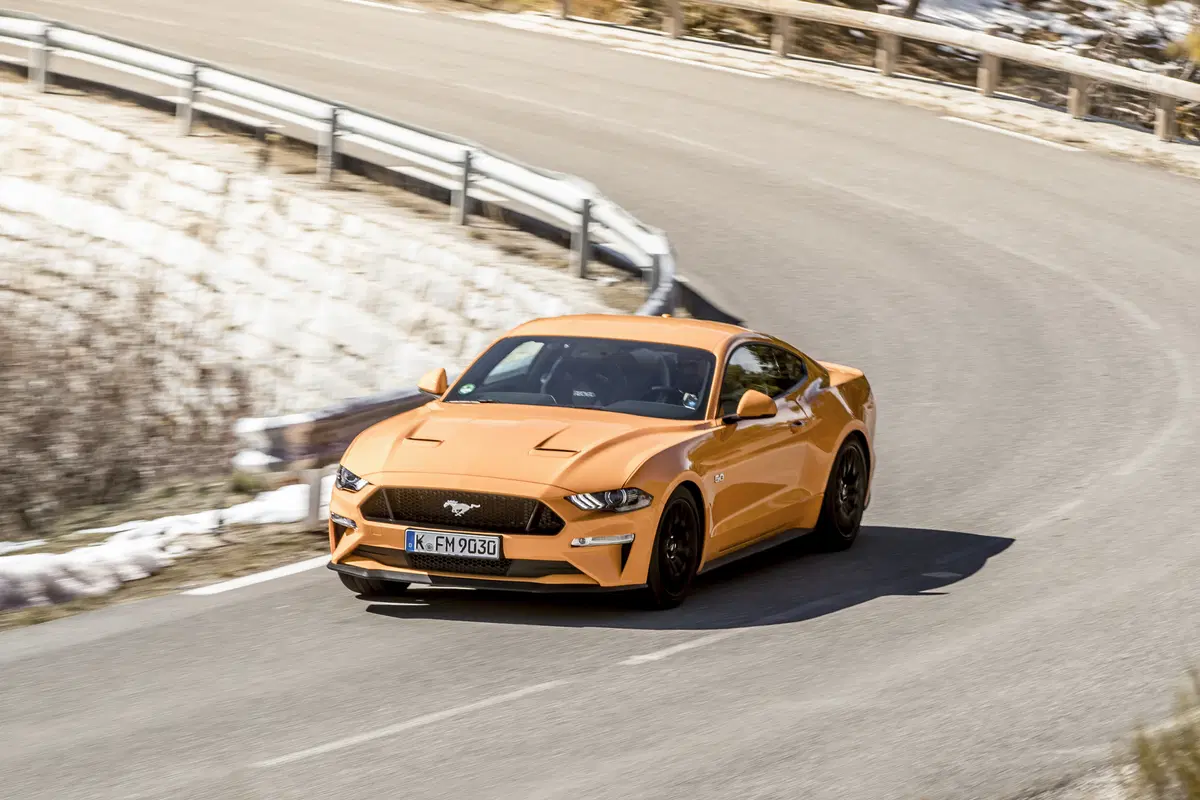 Ford Mustang 2018 restyling: cambio automatico a 10 marce, nuovo look e motori da 290 e 450 cv [Vide (70)