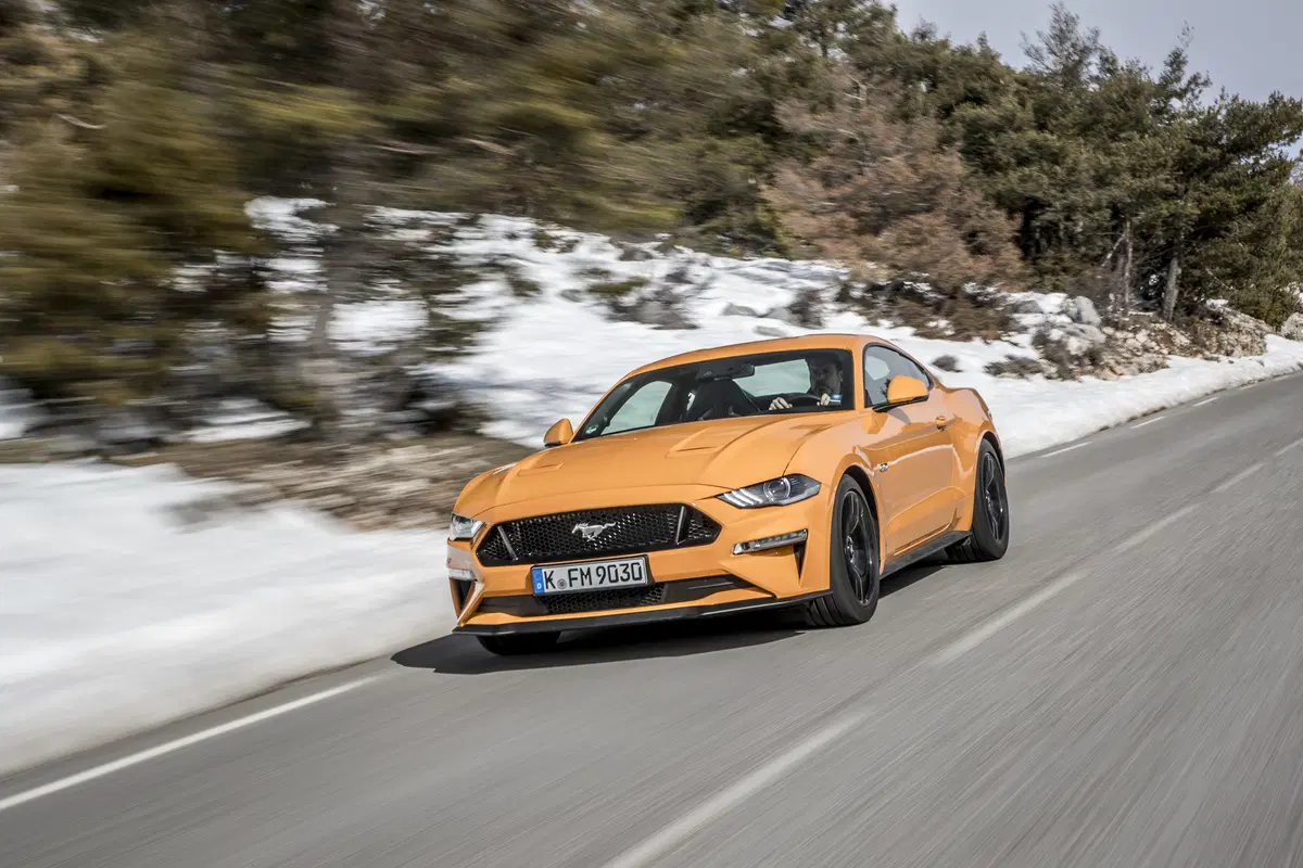 Ford Mustang 2018 restyling: cambio automatico a 10 marce, nuovo look e motori da 290 e 450 cv [Vide (71)