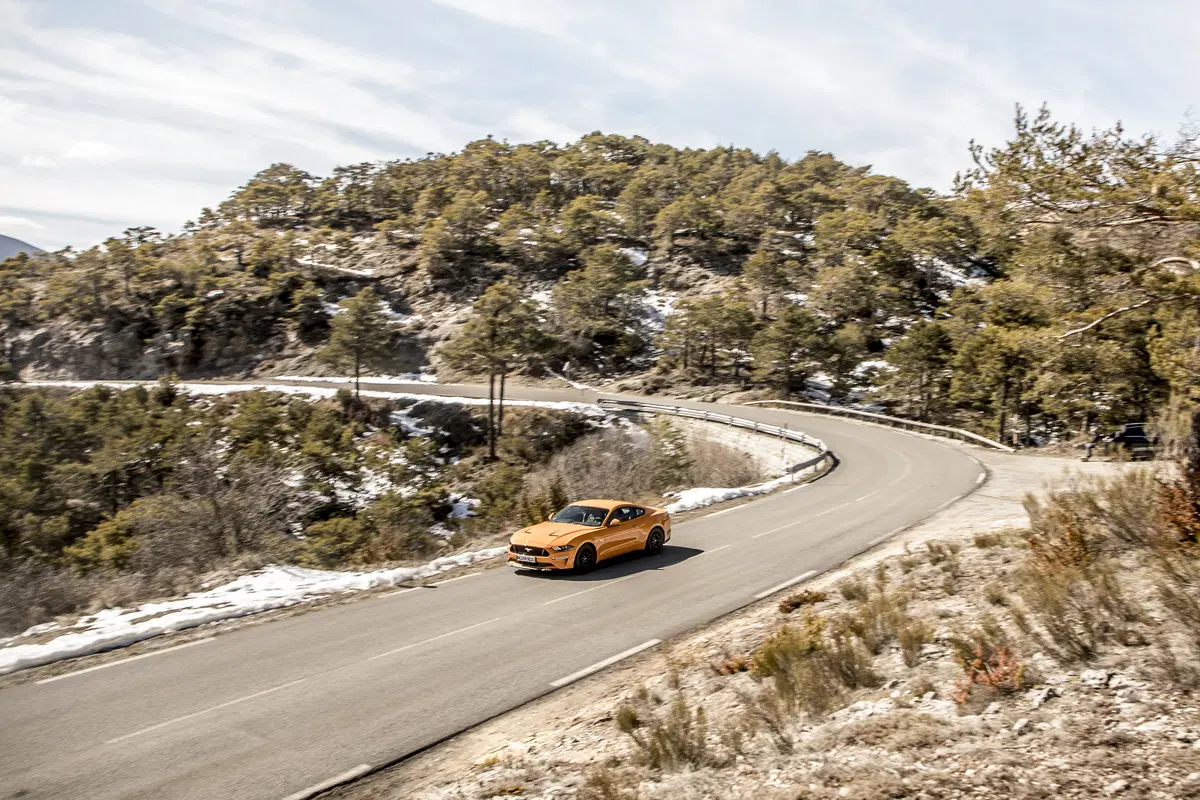 Ford Mustang 2018 restyling: cambio automatico a 10 marce, nuovo look e motori da 290 e 450 cv [Vide (72)