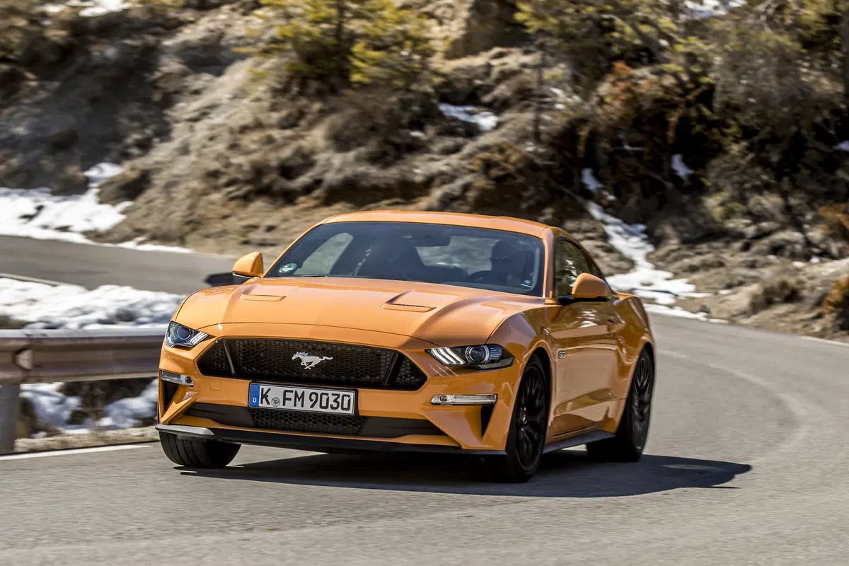 Ford Mustang 2018 restyling: cambio automatico a 10 marce, nuovo look e motori da 290 e 450 cv [Vide (73)