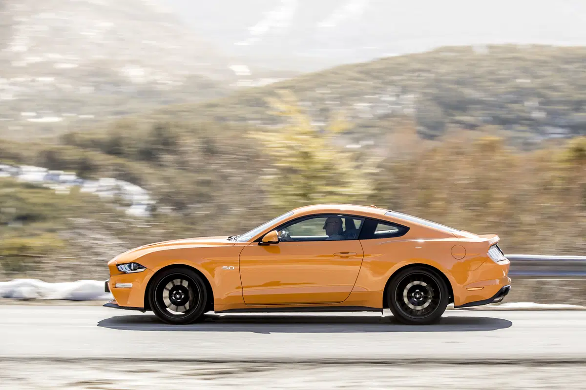 Ford Mustang 2018 restyling: cambio automatico a 10 marce, nuovo look e motori da 290 e 450 cv [Vide (74)