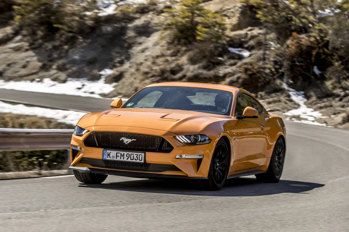 Ford Mustang 2018 restyling: cambio automatico a 10 marce, nuovo look e motori da 290 e 450 cv [Vide (75)