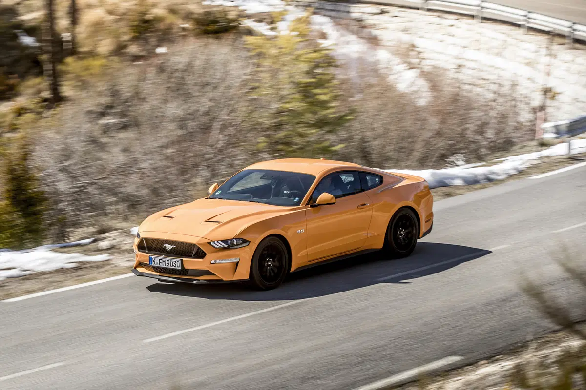Ford Mustang 2018 restyling: cambio automatico a 10 marce, nuovo look e motori da 290 e 450 cv [Vide (78)