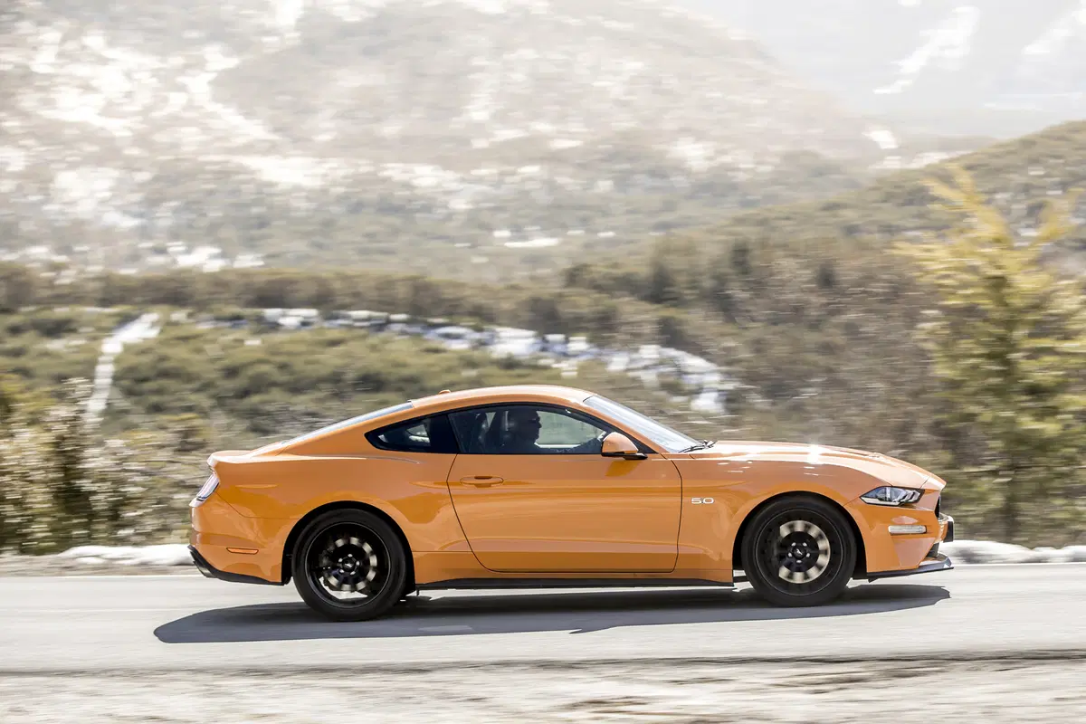 Ford Mustang 2018 restyling: cambio automatico a 10 marce, nuovo look e motori da 290 e 450 cv [Vide (76)
