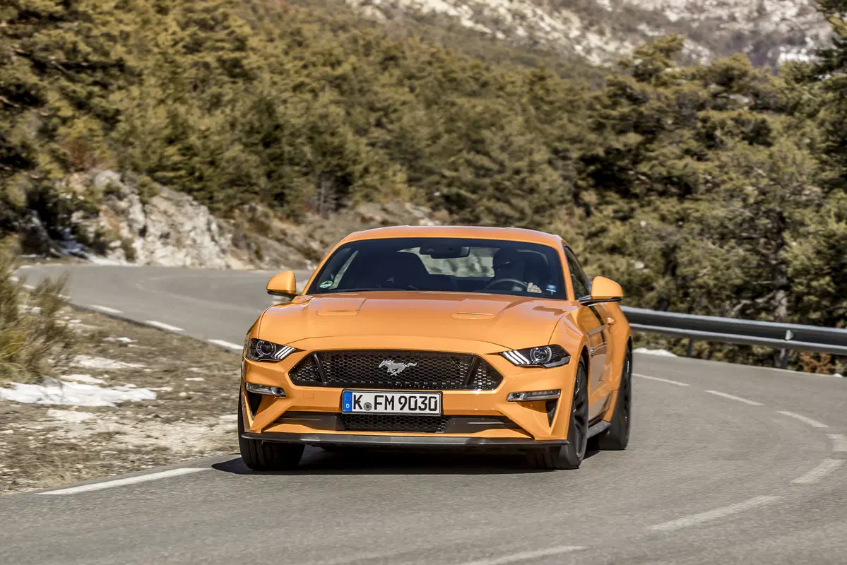 Ford Mustang 2018 restyling: cambio automatico a 10 marce, nuovo look e motori da 290 e 450 cv [Vide (77)