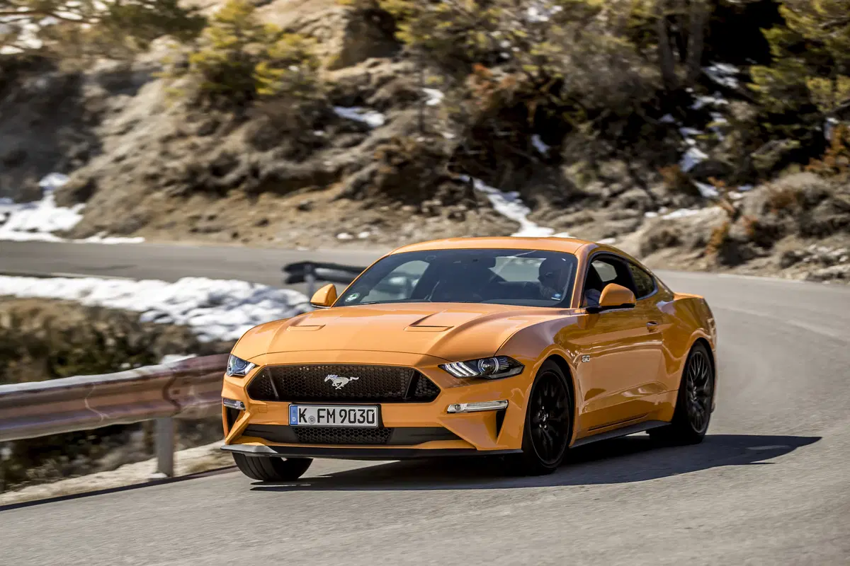 Ford Mustang 2018 restyling: cambio automatico a 10 marce, nuovo look e motori da 290 e 450 cv [Vide (79)